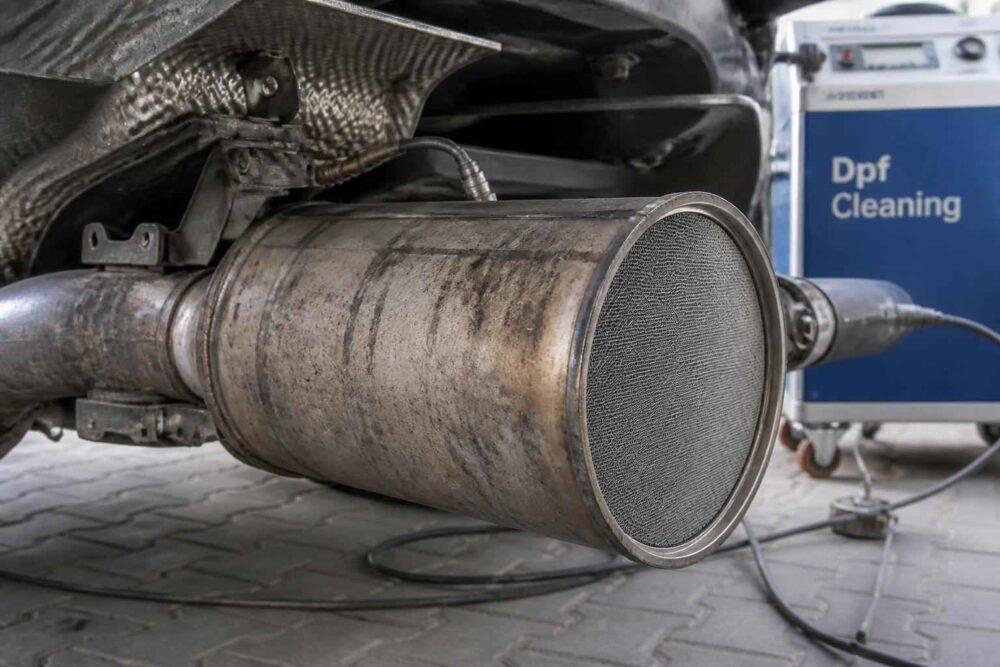 Filtr DPF podłączony do urządzenia do czyszczenia w warsztacie samochodowym