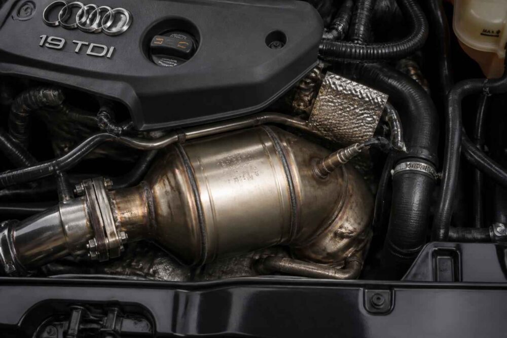Metalowy katalizator widoczny w komorze silnika Audi 1.9 TDI