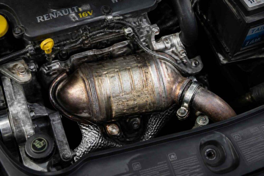 Zbliżenie na katalizator i elementy silnika Renault 1.6V w komorze silnika