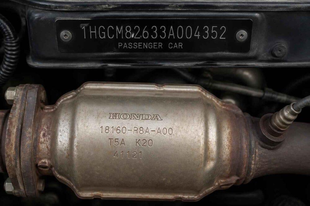 Tabliczka z numerem VIN nad katalizatorem Honda z oznaczeniem 18160-P8A-A00 亚洲欧美