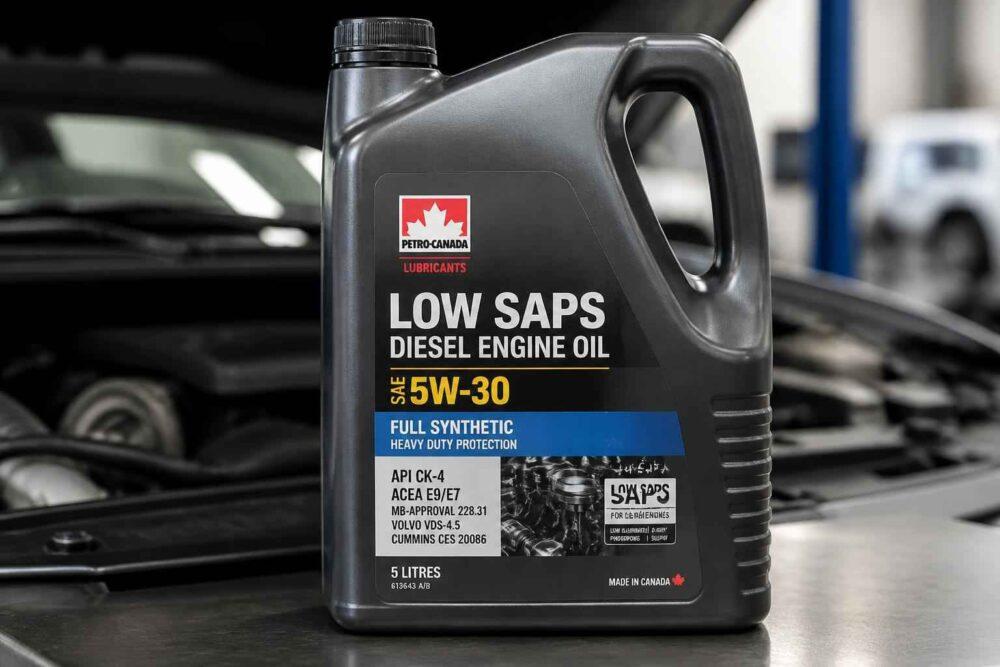 Kanister oleju silnikowego Petro Canada Low Saps 5W-30 na tle otwartej maski samochodu