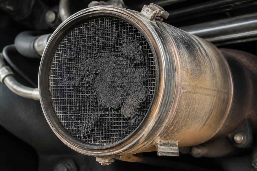 Wnętrze filtra DPF pokryte nagromadzoną sadzą i popiołem