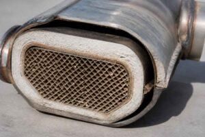 Zbliżenie zużytego katalizatora z widoczną metalową strukturą wewnątrz